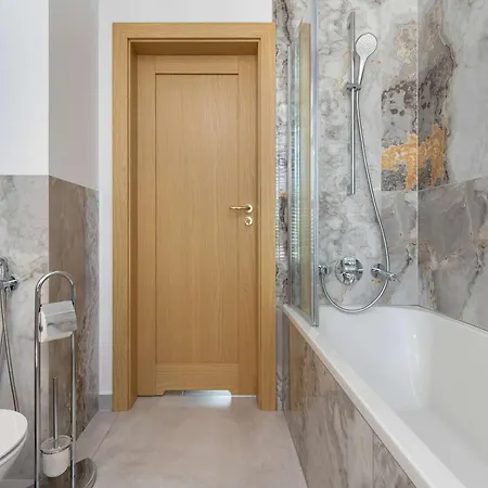 Luxury With Three Bedrooms Air Conditioning And Parking By Renters Apartmán