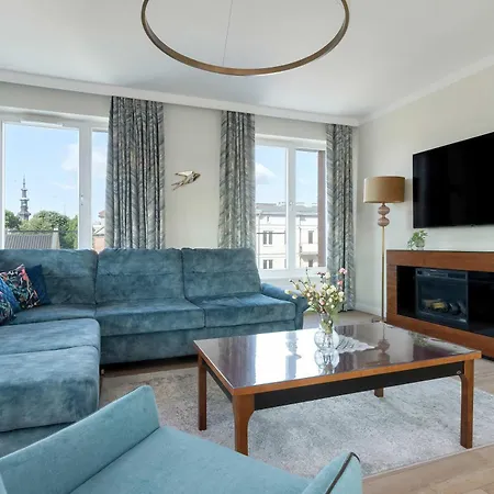 Luxury With Three Bedrooms Air Conditioning And Parking By Renters Appartement
