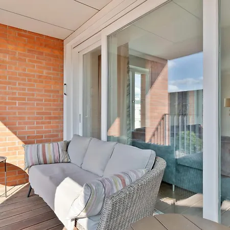 Luxury With Three Bedrooms Air Conditioning And Parking By Renters *