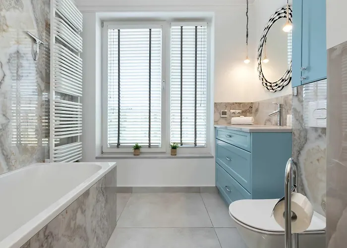 Luxury With Three Bedrooms Air Conditioning And Parking By Renters Appartement *