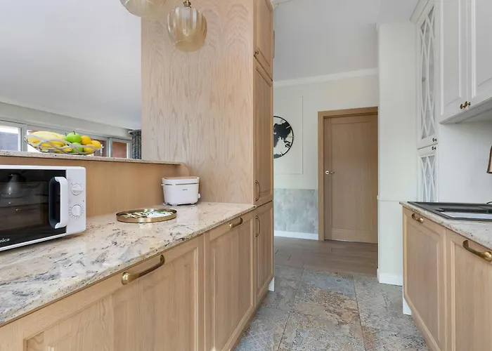 Luxury With Three Bedrooms Air Conditioning And Parking By Renters Appartement *