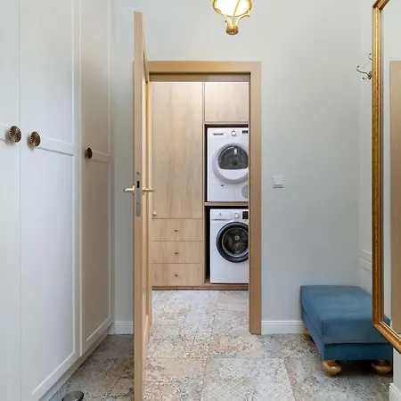 Luxury With Three Bedrooms Air Conditioning And Parking By Renters