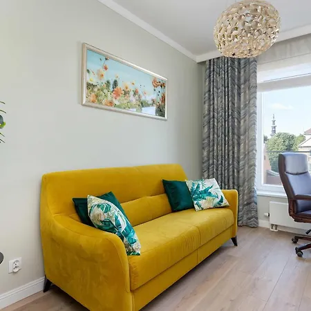 Luxury With Three Bedrooms Air Conditioning And Parking By Renters Apartment *